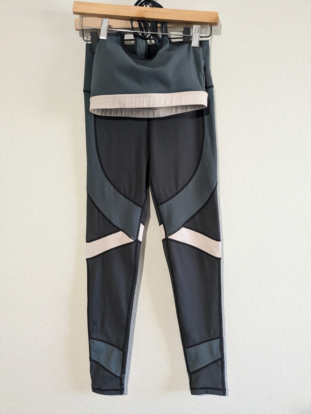 Mono b Set High-Waist Colorblock Performance Legging And Matching Crop Bra Top S